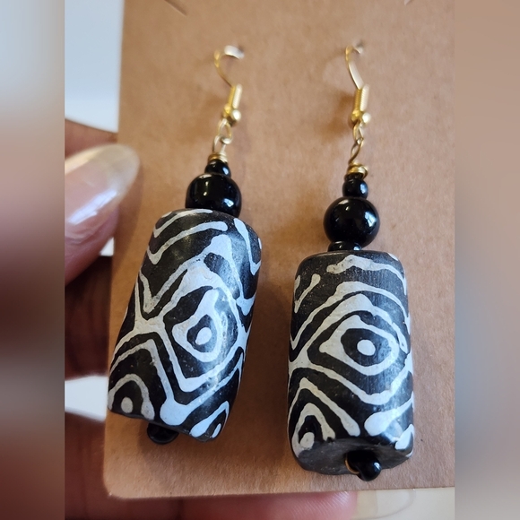 Source Unknown Black and White Geometric Earrings - Picture 2 of 10